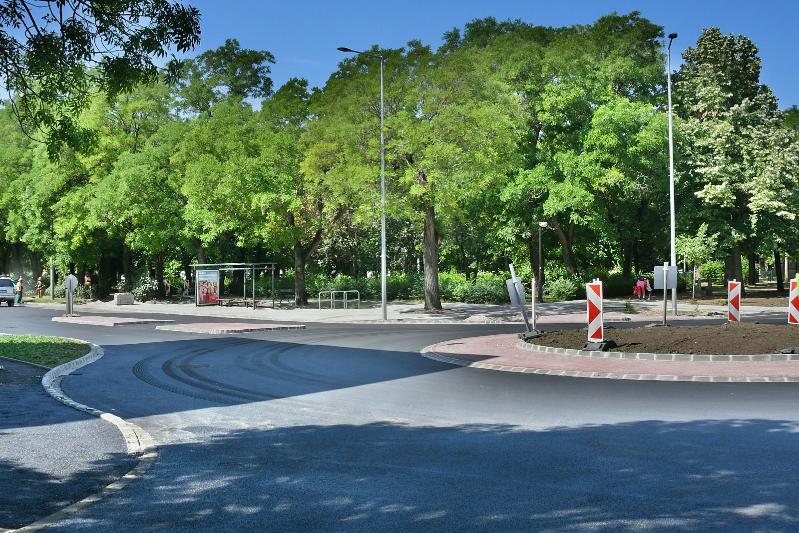 Elkészült az aszfaltozása a körforgalomnak a Zichy ligetnél